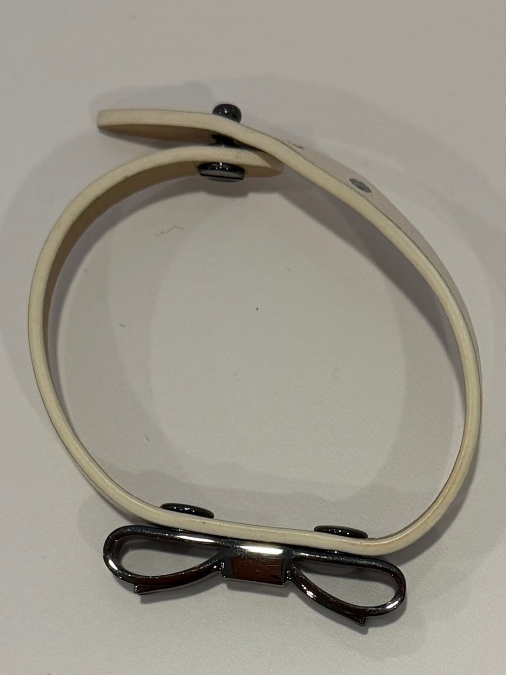 Ted Baker London Skinny Saffiano Leather Bow Bracelet Cream Gunmetal Black